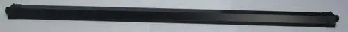 Lange, schmal gehaltene schwarze Ablaufschiene mit zwei Enden, geeignet für die Montage, eventuell für einen Daikin HP Convector.